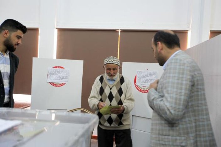 KKTC’de vatandaşlar oy vermeye başladı