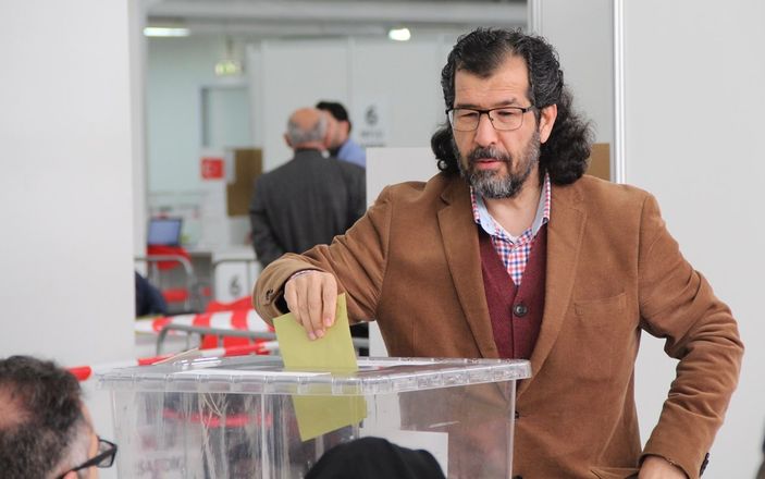 Hollanda'da oy verme işlemi başladı