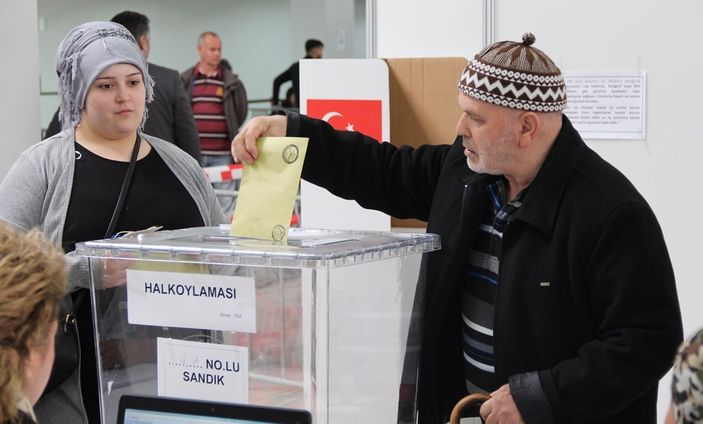 Hollanda'da oy verme işlemi başladı
