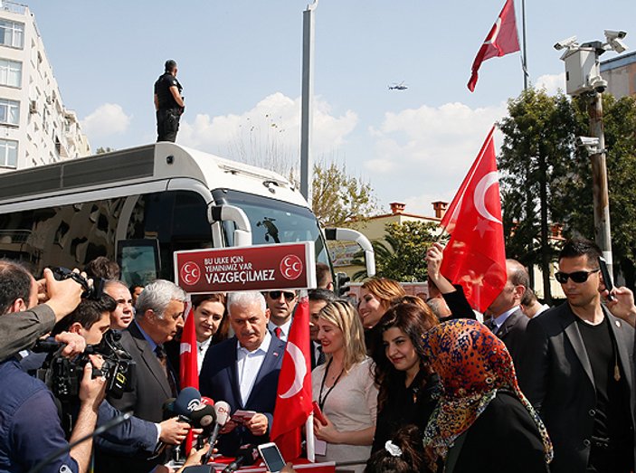 Başbakan Yıldırım MHP'nin standına uğradı