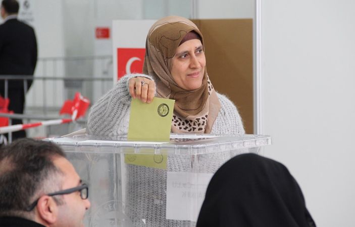 Hollanda'da oy verme işlemi başladı