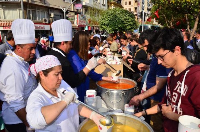 Manisa'da CHP'liler hayır çorbası dağıttı