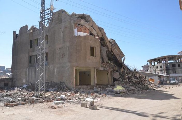 Yüksekova'da hasarlı binaların yıkımına yeniden başlandı