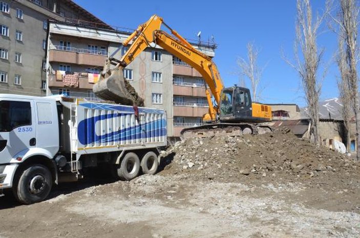 Yüksekova'da hasarlı binaların yıkımına yeniden başlandı
