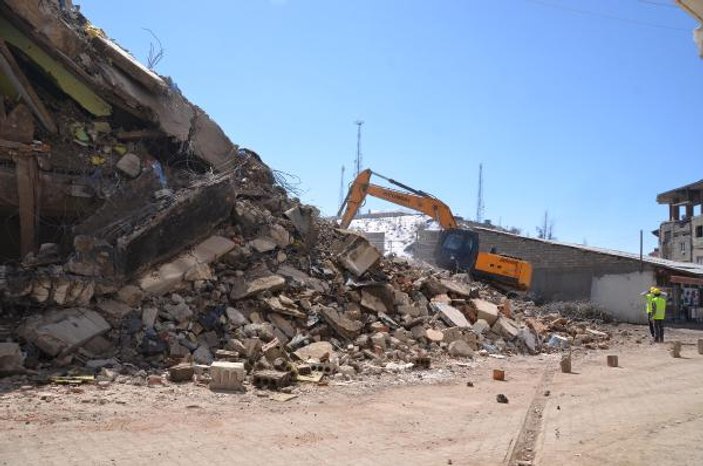 Yüksekova'da hasarlı binaların yıkımına yeniden başlandı