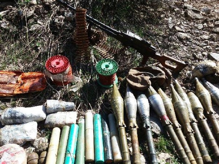 Hakkari'de PKK sığınağında ele geçirilenler