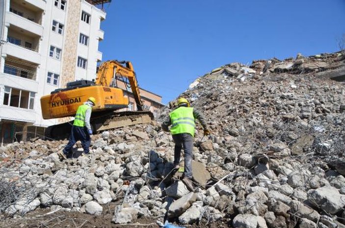 Yüksekova'da hasarlı binaların yıkımına yeniden başlandı