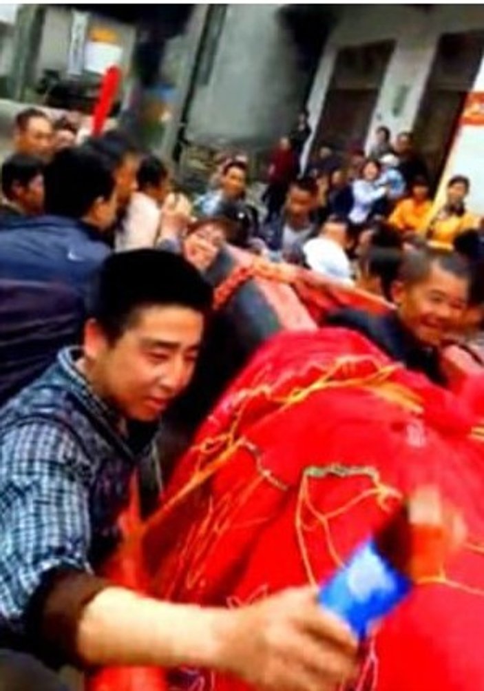 Çinli adam kendine cenaze töreni düzenledi