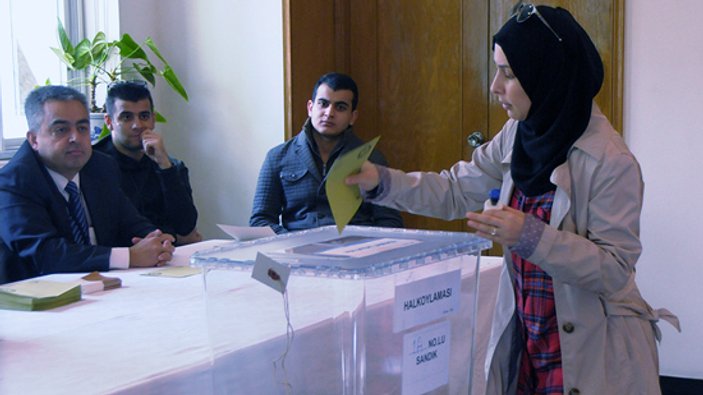 Azerbaycan halk oylaması için sandık başında