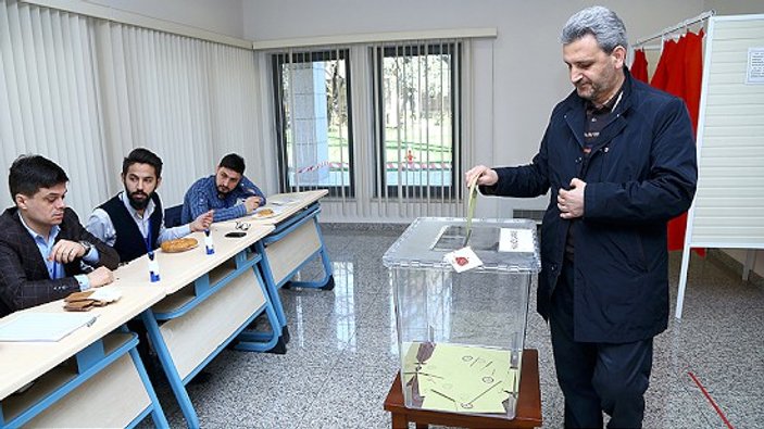 Azerbaycan halk oylaması için sandık başında