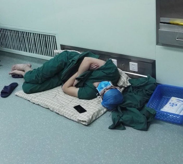 Çinli doktor 28 saatlik mesai sonrası yerde uyudu