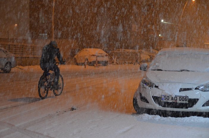 Ağrı'da etkili olan kar yağışı ulaşımı aksattı