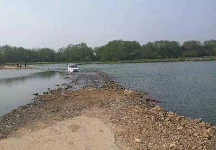 Çinli sürücü navigasyona çok güvendi, nehre düştü