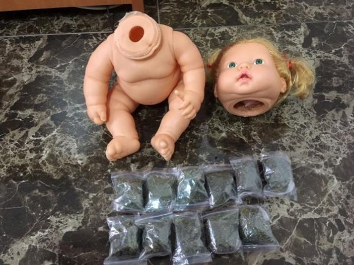 Uyuşturucular oyuncak bebeğin içinden çıktı