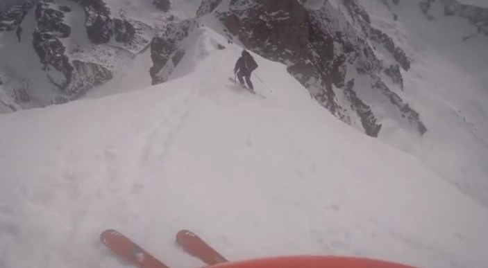 Dağın zirvesinden inen kayakçıların adrenalin dolu anları