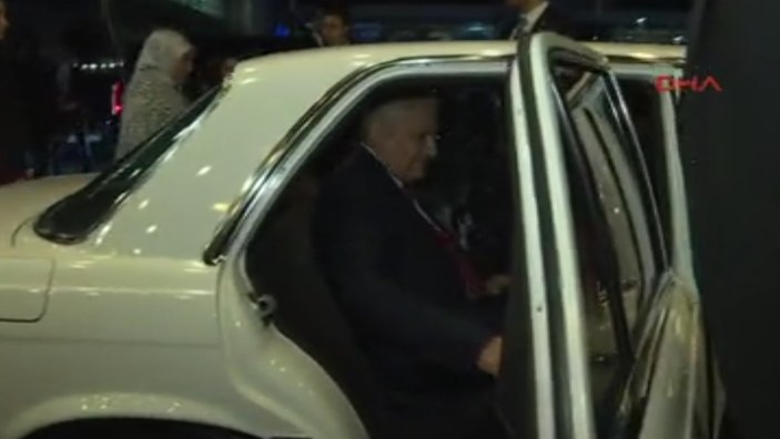 Başbakan Yıldırım klasik otomobile bindi