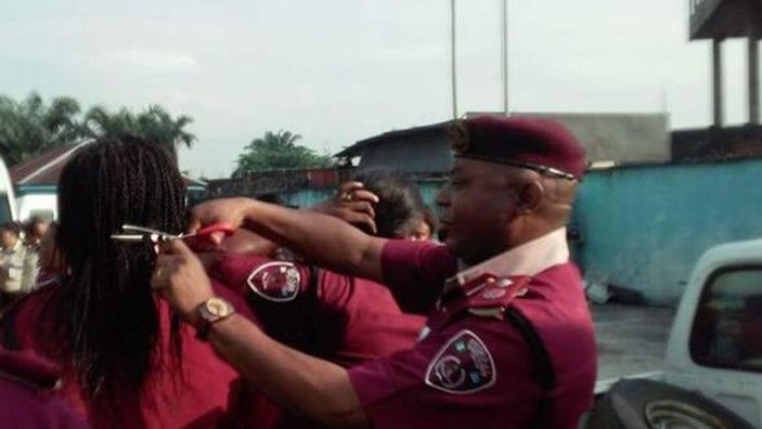 Nijerya'da kadın polislerin saçını kesen amire ceza