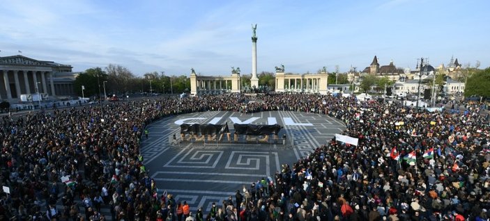 Macaristan yasa tasarısını protesto ediyor