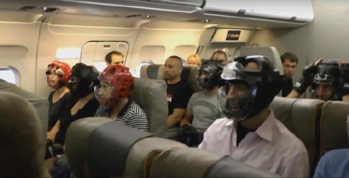 United Airlines yolcularından kasketli önlem