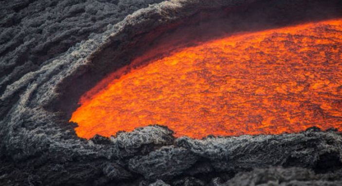 Etna Yanardağı yeniden alev püskürttü