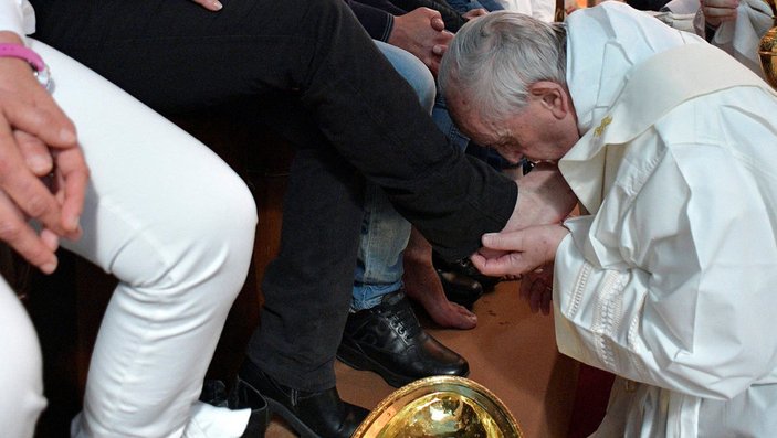 Papa cezaevinde ayak yıkama ritüeline katıldı
