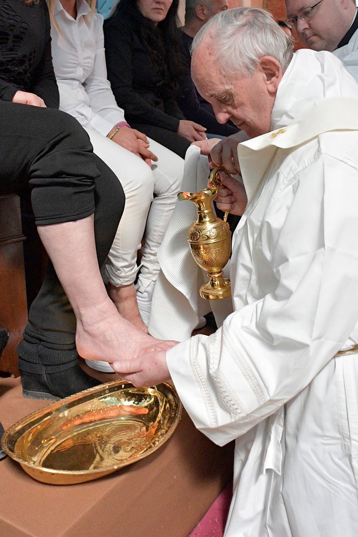 Papa cezaevinde ayak yıkama ritüeline katıldı