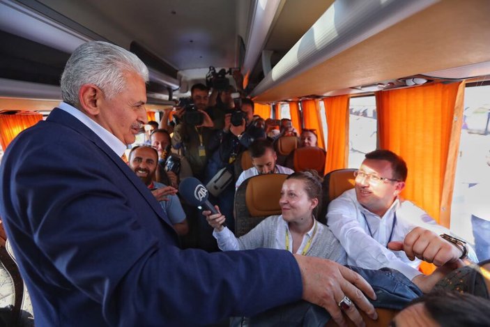 Başbakan, otobüste gazetecilerle sohbet etti
