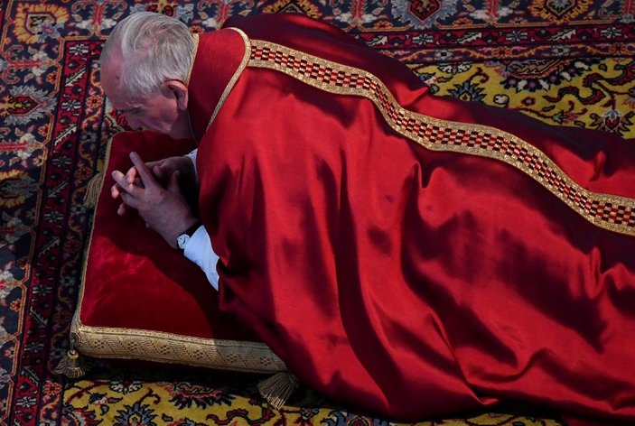 Papa yere uzanarak dua etti