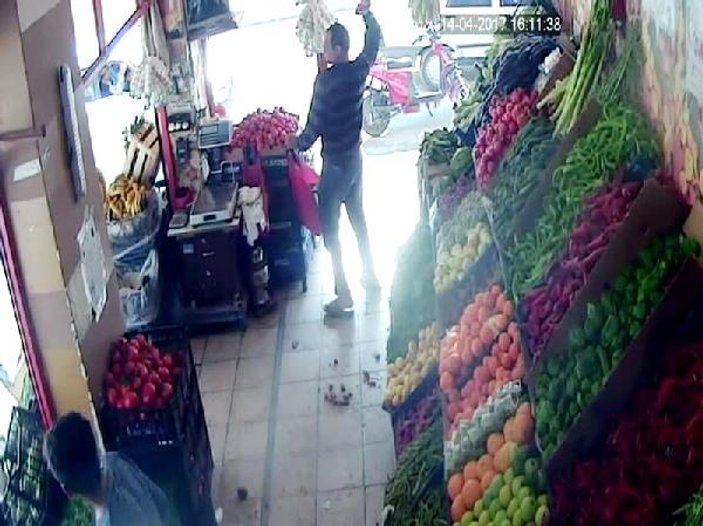 Şanlıurfa'da manav, tüfekli saldırgana domates attı