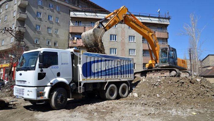 Yüksekova'da ağır hasarlı binalar yıkılıyor