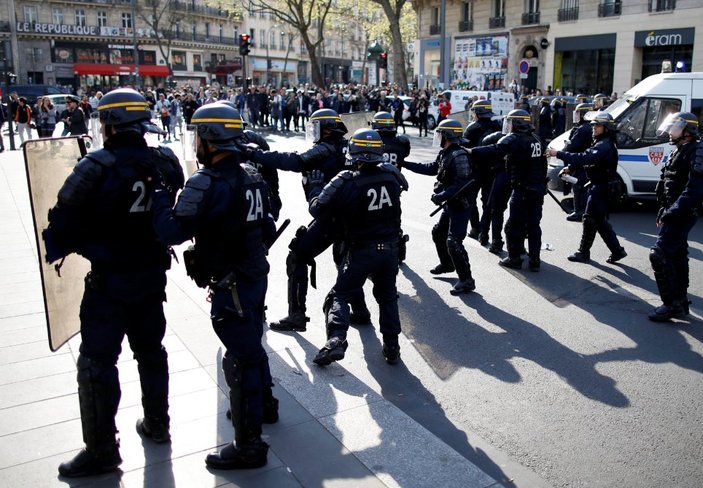 Fransız polisi annenin bebeğini emzirmesine izin vermedi