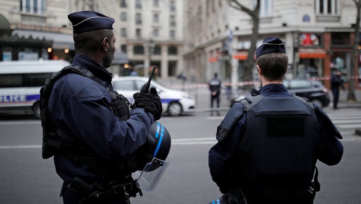 Fransız polisi annenin bebeğini emzirmesine izin vermedi