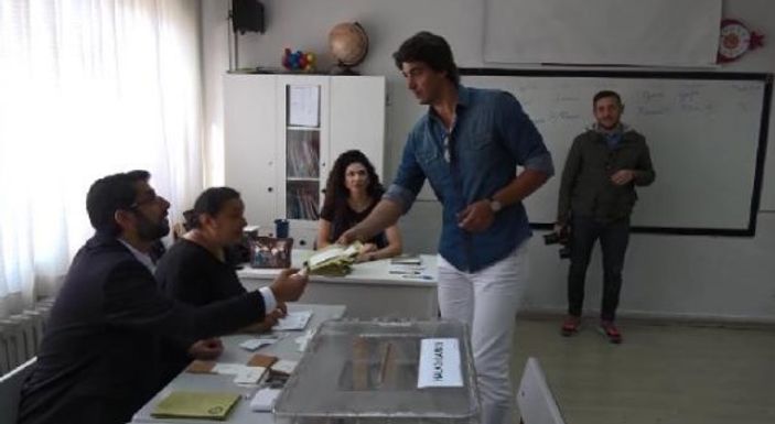 Ünlüler sandık başında