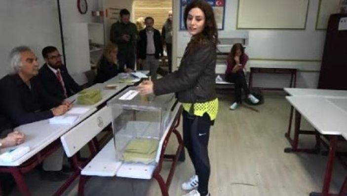 Ünlüler sandık başında