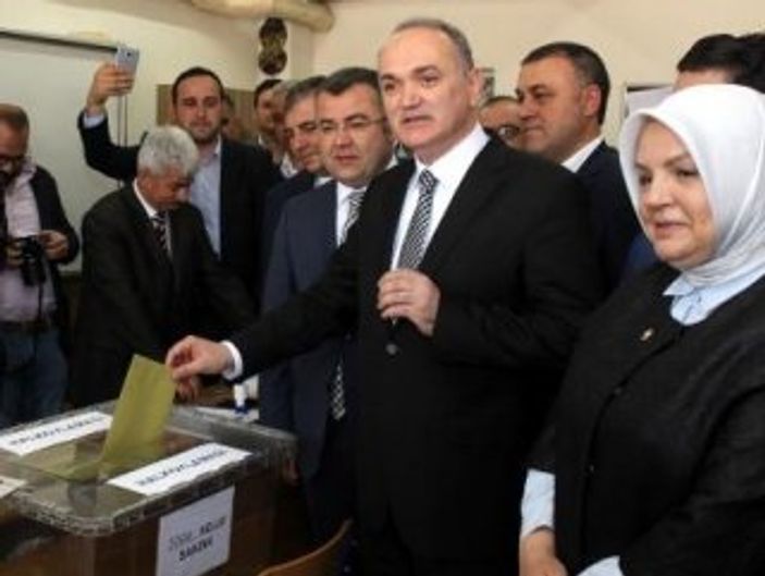 Bakan Özlü'nün oy kullandığı sandıktan evet çıktı