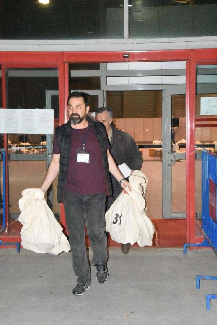 Seçim torbaları İzmir'de sandık görevlilerine dağıtıldı