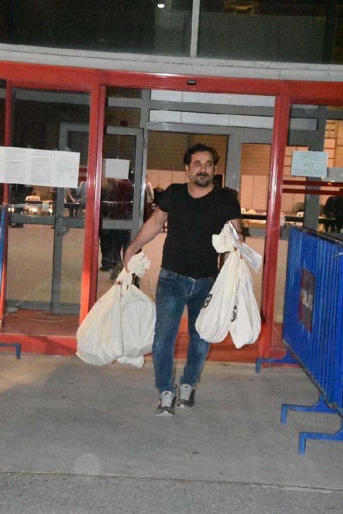 Seçim torbaları İzmir'de sandık görevlilerine dağıtıldı