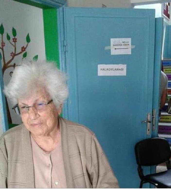 102 yaşında sandığa gitti