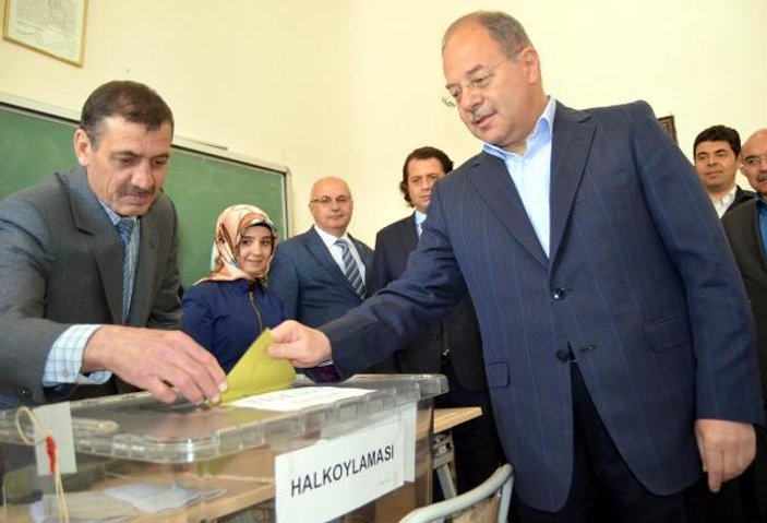 Sağlık Bakanı Akdağ Erzurum'da oyunu kullandı