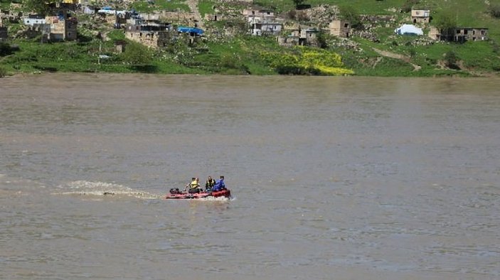 Oy kullanmak için botlarla nehrin karşısına geçtiler