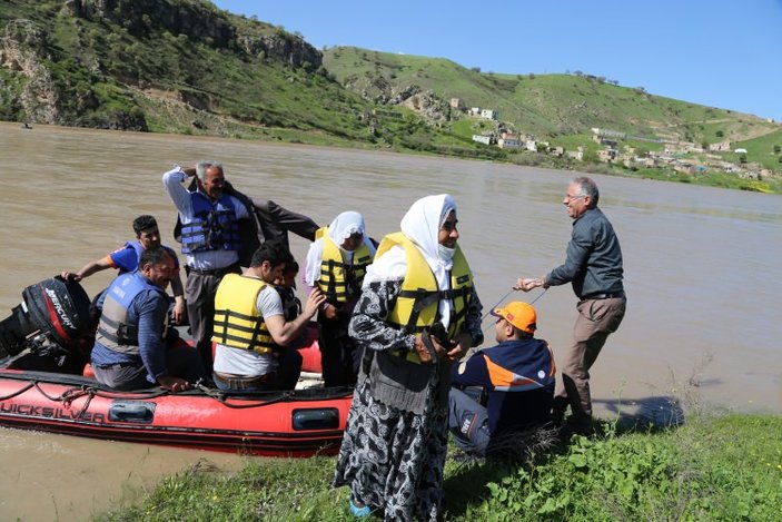 Oy kullanmak için botlarla nehrin karşısına geçtiler