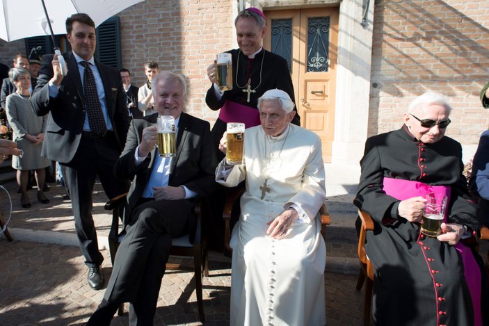 Eski Papa'nın bira keyfi