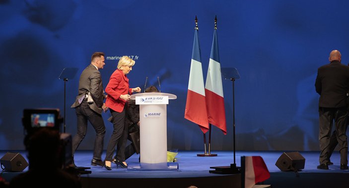 Le Pen'e miting sırasında protestolar