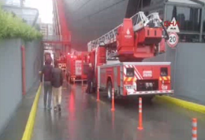 İstanbul'da AVM yangını