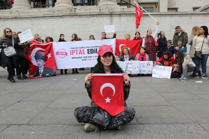 İngiltere’de CHP'lilerden referandum protestosu