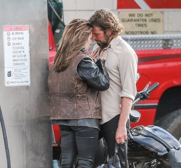 Lady Gaga Bradley Cooper'la öpüştü