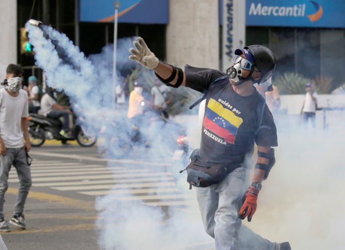 Venezuela'da sokaklar alev alev