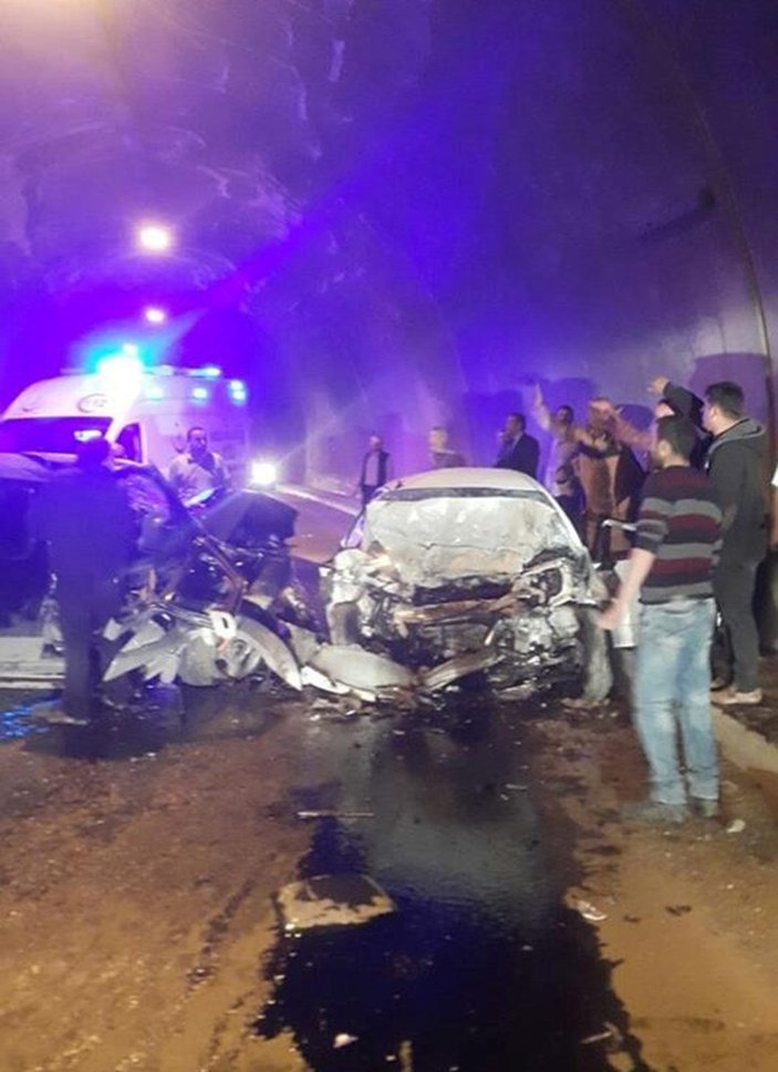 Artvin'de tünelde trafik kazası: 3 ölü, 3 yaralı