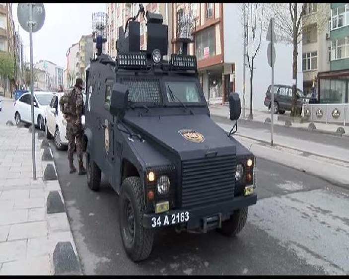 Arnavutköy'de lüks bir siteye şafak operasyonu