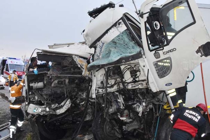Konya'da kamyonlar kafa kafaya çarpıştı: 1 ölü